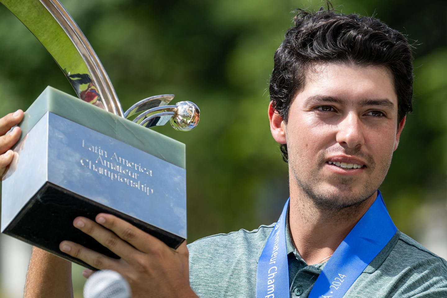 Santiago de la Fuente, de México, recibe el Trofeo del LAAC tras ganar el Latin America Amateur Championship 2024.
